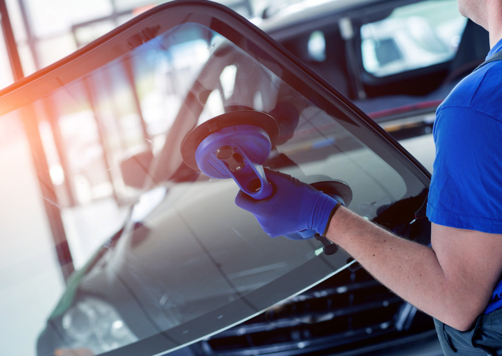 Autoglas-Service: Arbeit an einer Fahrzeugscheibe