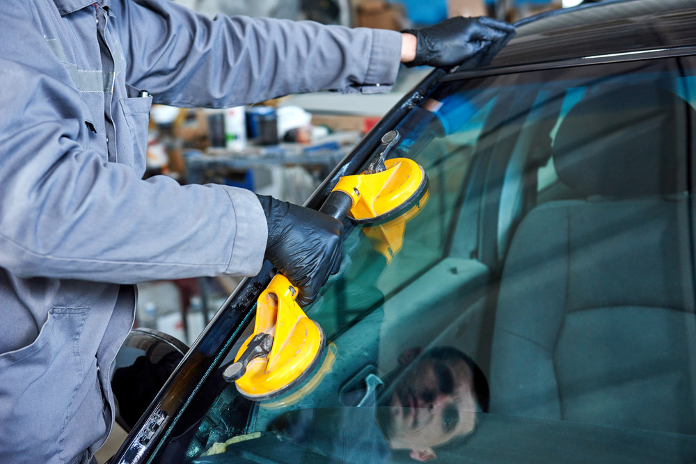 Autoglas-Service: Arbeit an einer Fahrzeugscheibe