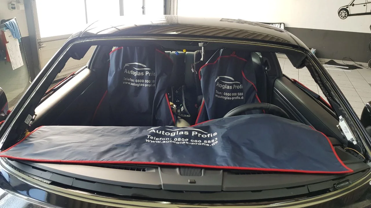 Ausgebaute Frontscheibe bei einer Arbeit der Autoglas Profis